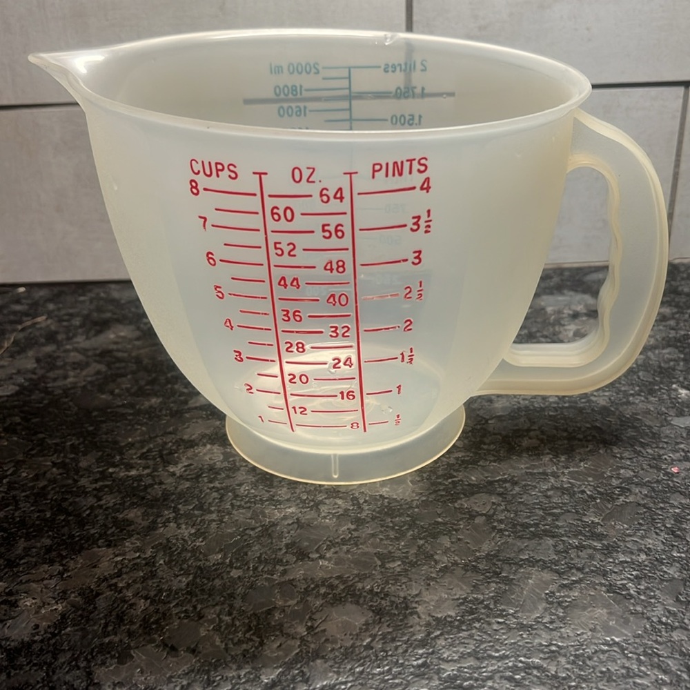 8 cup Mix N Store vintage measuring cup by Tupperware. Excellent condition